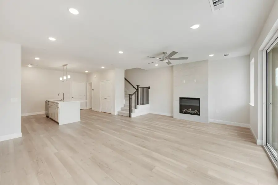 Spacious, unfurnished interior of a new home in Ten Mile Creek, Celina (Image 23).