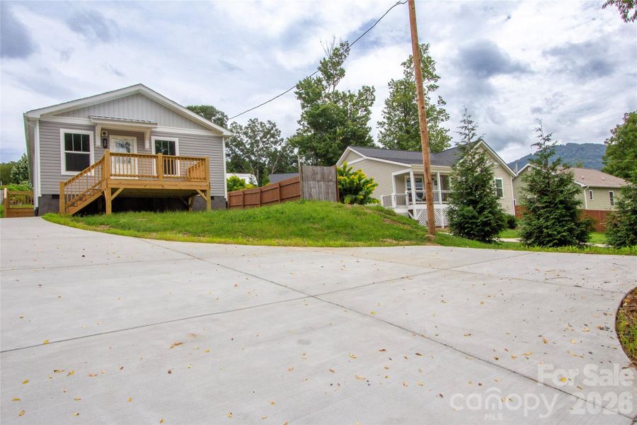 Concrete driveway w/ parking pad