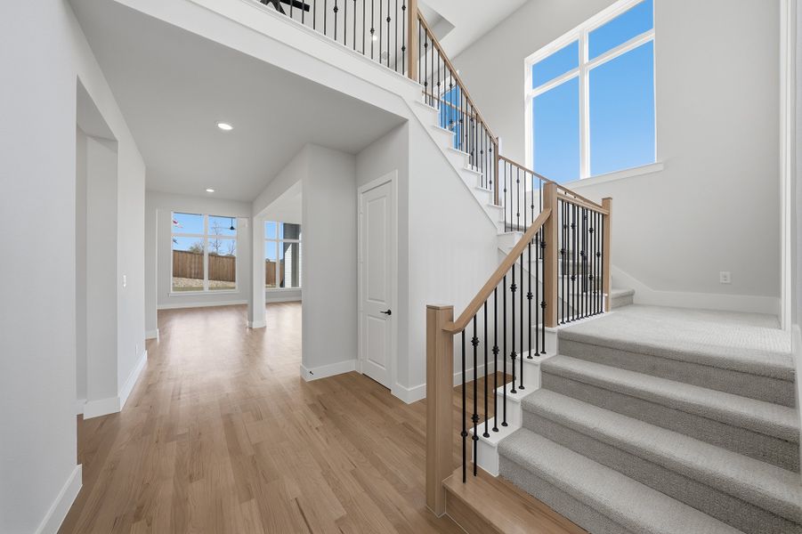 Spacious, unfurnished interior of a new home in Quail Hollow, Rockwall (Image 36).