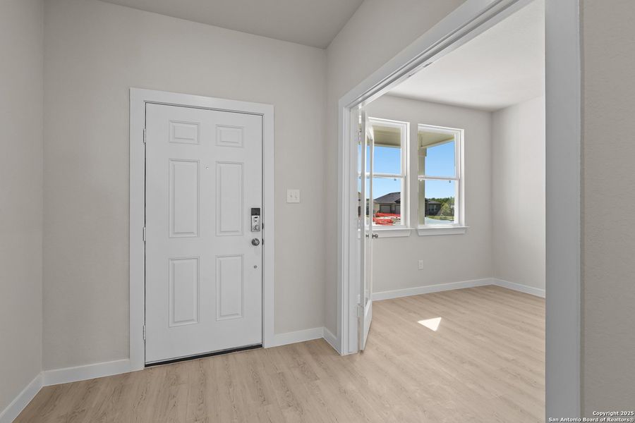Spacious, unfurnished interior of a new home in Cinco Lakes, San Antonio (Image 16).