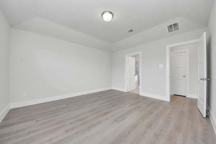 Spacious, unfurnished interior of a new home in Sunrise Cove: Landmark Collection, Texas City (Image 30).