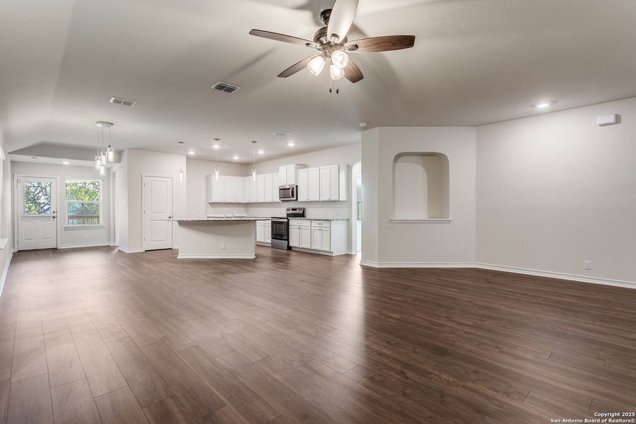 Spacious, unfurnished interior of a new home in The Canyons at Amhurst, San Antonio (Image 12).
