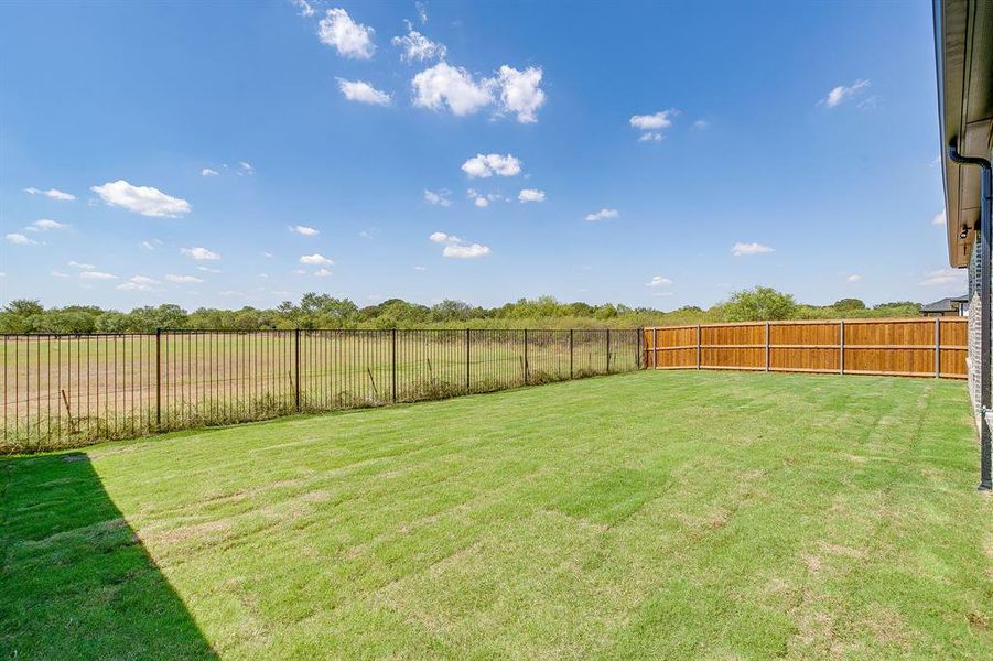 Exterior details and patio area of a home in Pecan Grove, Burleson (Image 24).