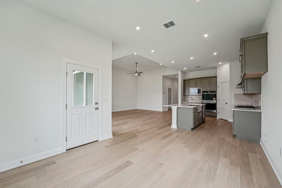 Spacious, unfurnished interior of a new home in Sage Hollow, Kyle (Image 17).