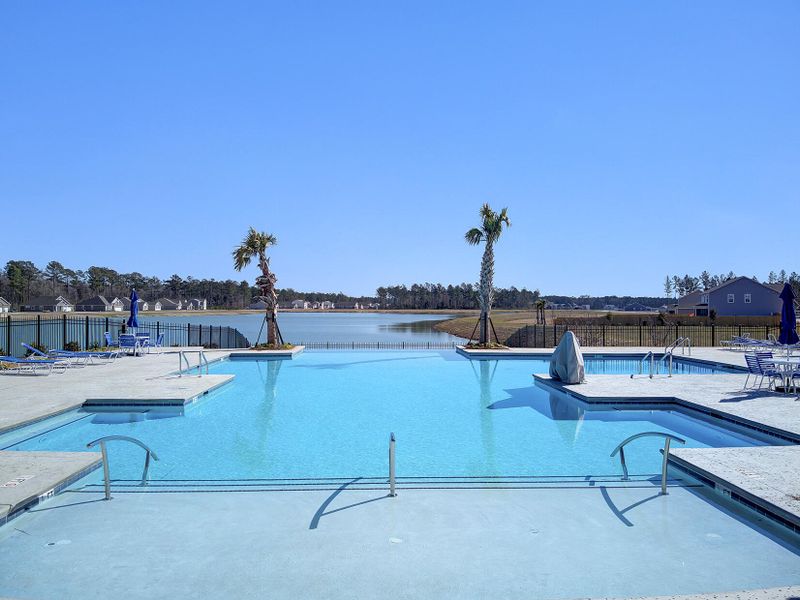 Community amenities in French Quarter Creek, Huger (Image 49).