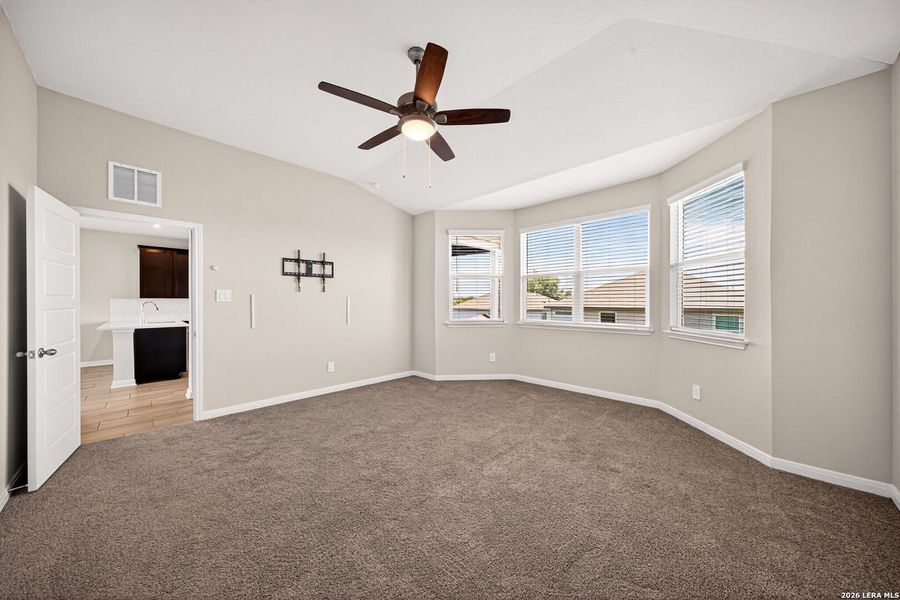 Spacious, unfurnished interior of a new home in Thomas Pond, San Antonio (Image 40).