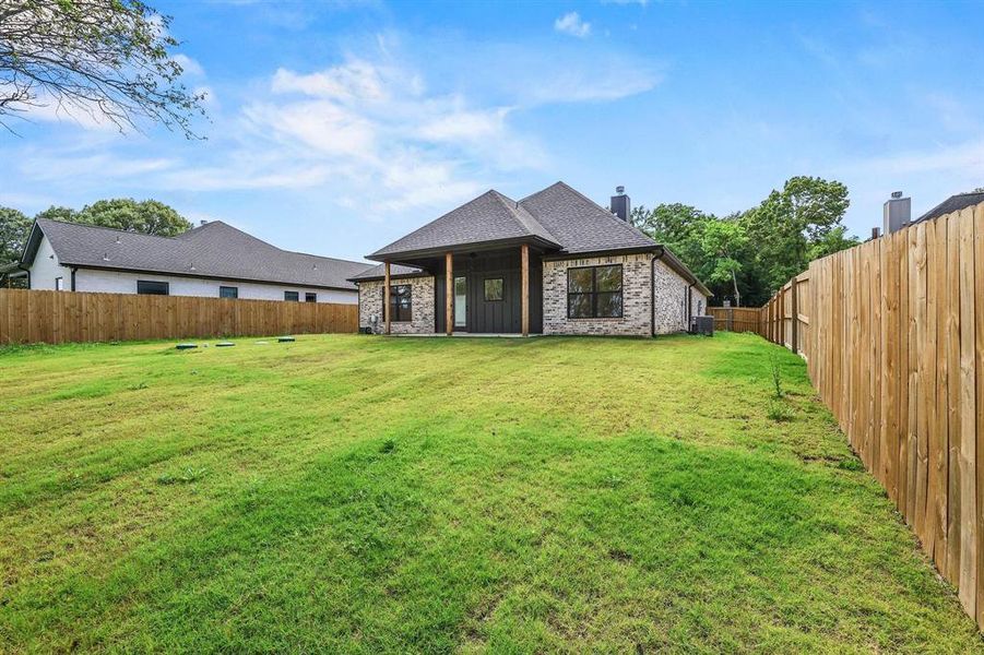 Exterior details and patio area of a home in , Athens (Image 28).