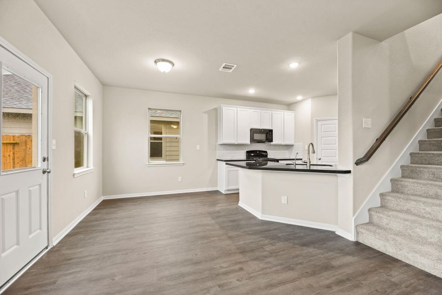 Charming dining area (*Photo not of actual home and used for illustration purposes only.)