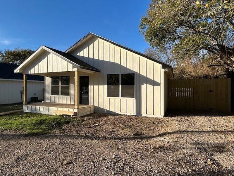 Exterior details and patio area of a home in , Ector (Image 19).