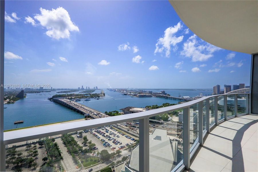 Condo located in Miami, FL showcasing its design and architecture (Image 3).