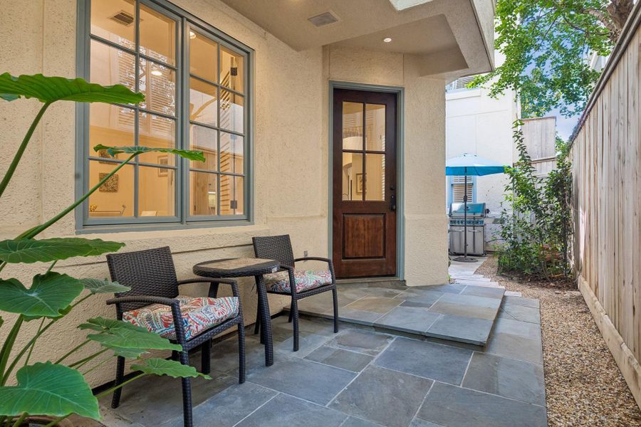 Entrance area for sitting and reading - or to have that refreshing glass of Lemonade !