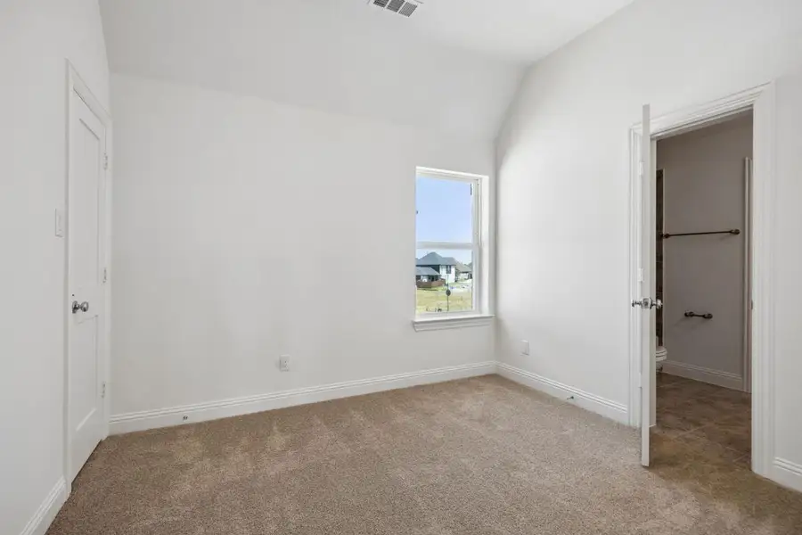 Spacious, unfurnished interior of a new home in Edgewater, Fate (Image 22).