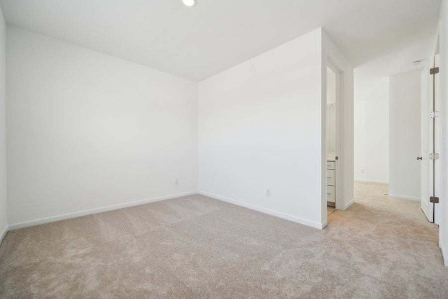 Spacious, unfurnished interior of a new home in The Coves on Lake Wylie, Charlotte (Image 14).