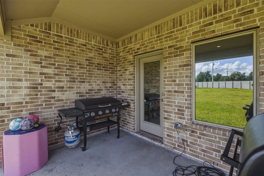 Exterior details and patio area of a home in Samara, League City (Image 23).