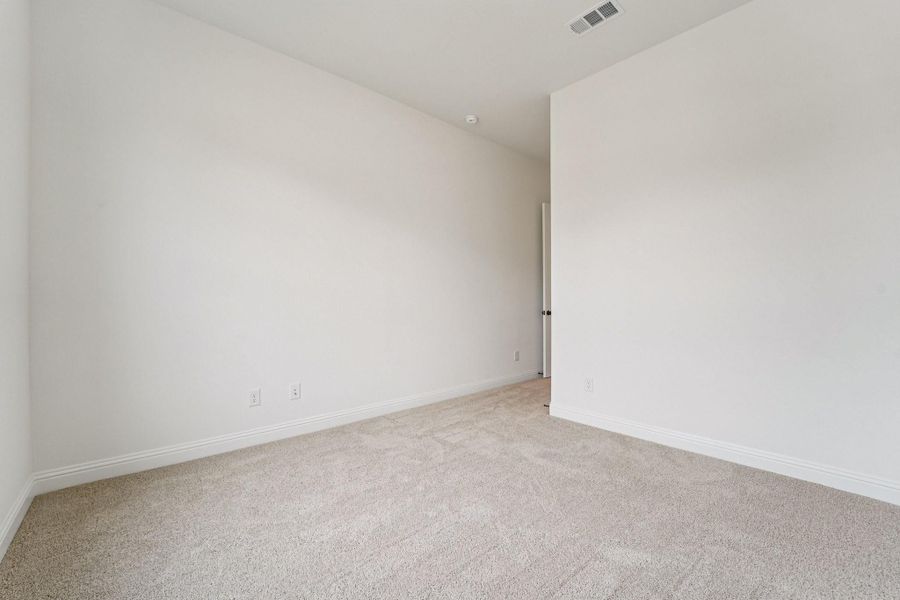 Spacious, unfurnished interior of a new home in Sienna 65', Missouri City (Image 37).