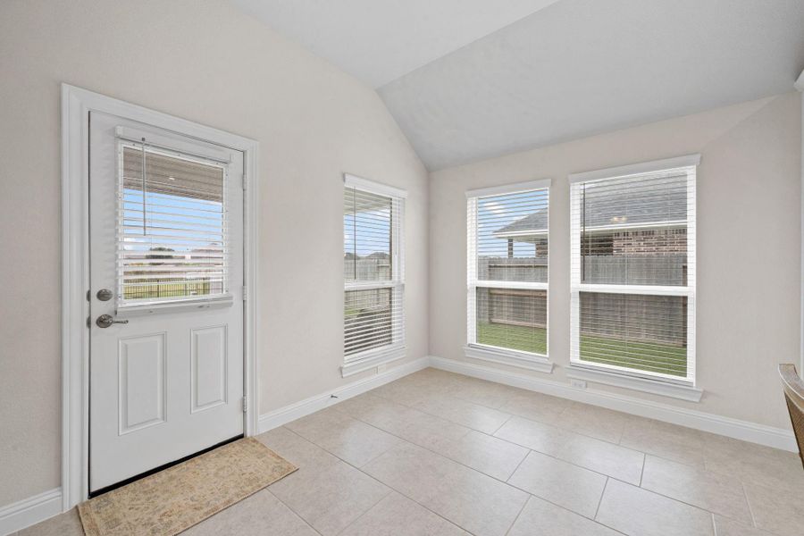 Spacious, unfurnished interior of a new home in Champions Forest 90', Mont Belvieu (Image 20).
