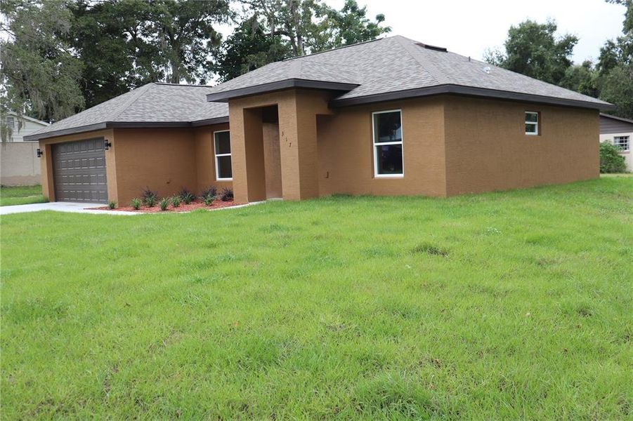 Exterior details and patio area of a home in , Ocala (Image 15).
