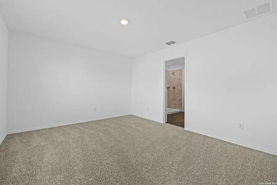 Spacious, unfurnished interior of a new home in Stonehill, San Antonio (Image 16).