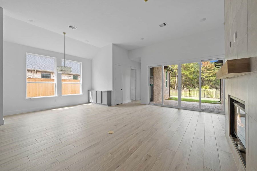 Spacious, unfurnished interior of a new home in Kresston, Montgomery (Image 12).