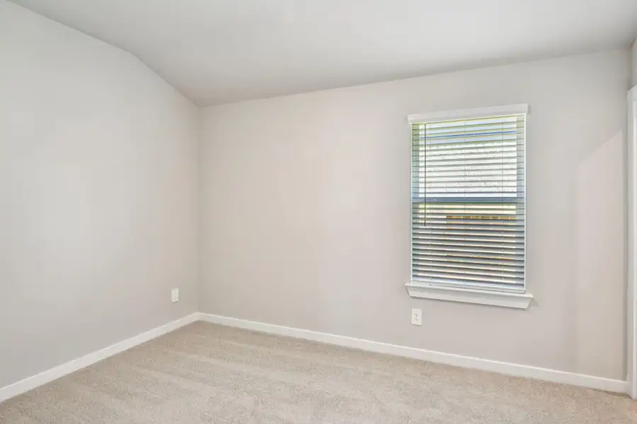 Spacious, unfurnished interior of a new home in Stewart's Ranch, Conroe (Image 24).