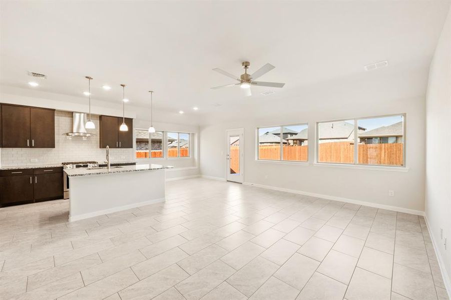 Spacious, unfurnished interior of a new home in Eagle Glen Elements, Alvarado (Image 24).