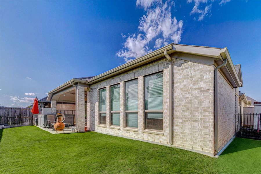 Exterior details and patio area of a home in Cross Creek West 55', Fulshear (Image 24).