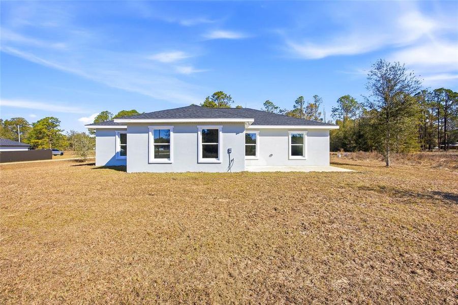 Exterior details and patio area of a home in , Dunnellon (Image 4).