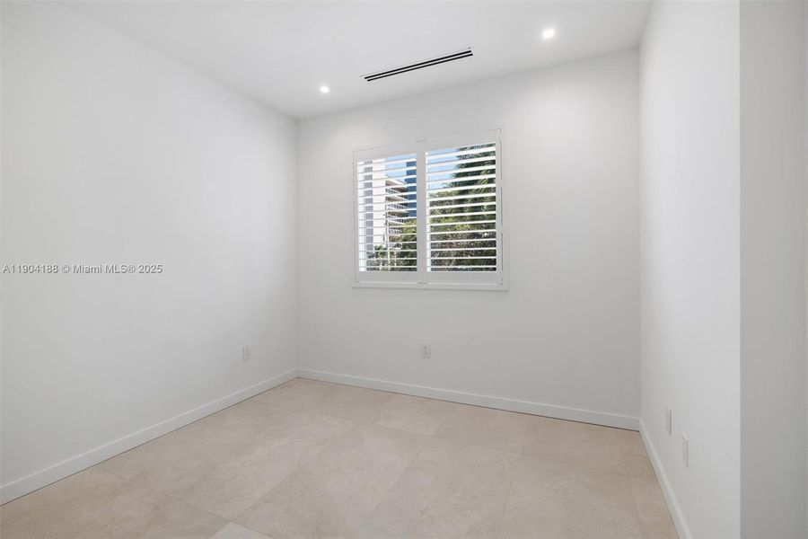 Spacious, unfurnished interior of a new home in , Pompano Beach (Image 43).