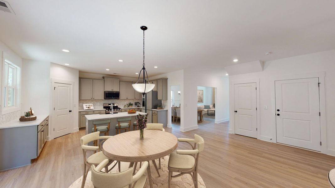 Kitchen & Breakfast Area