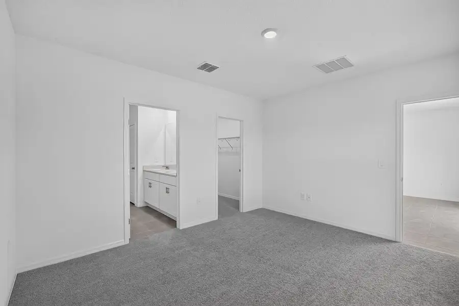 Spacious, unfurnished interior of a new home in Palm Wind, Hudson (Image 9).