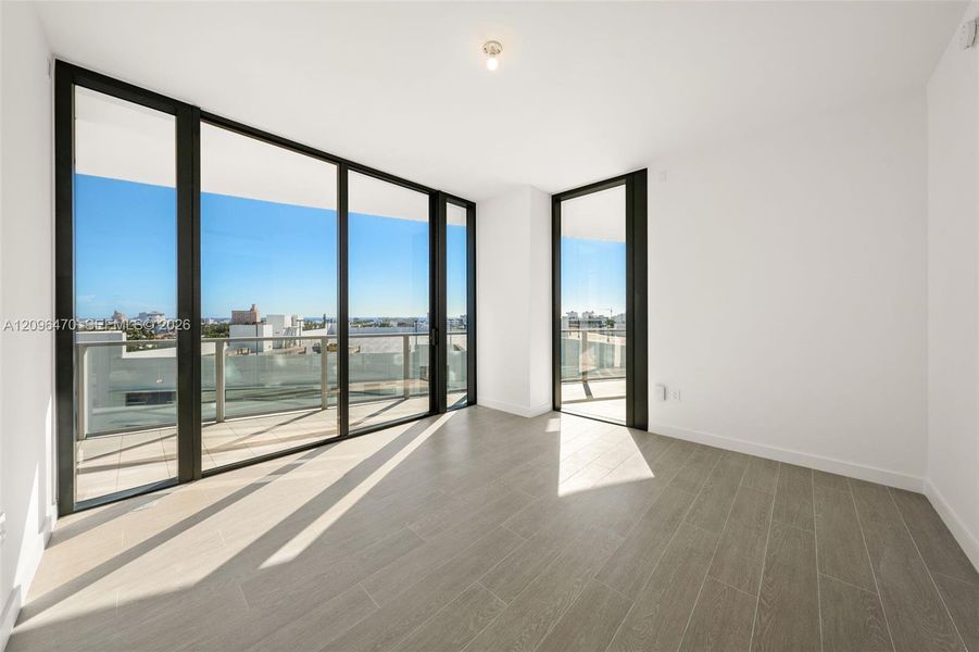 Spacious, unfurnished interior of a new home in , Miami Beach (Image 33).