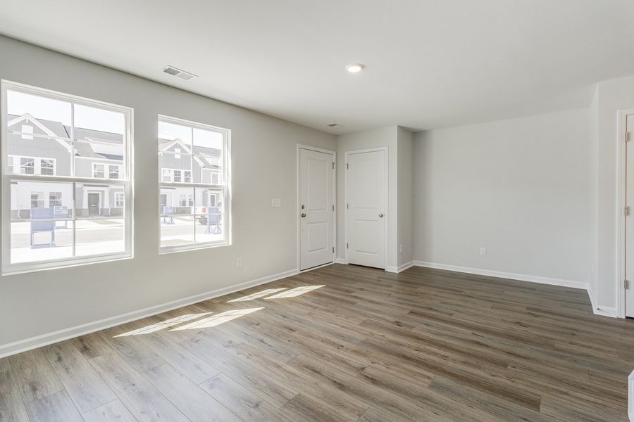 Spacious, unfurnished interior of a new home in Astoria, Columbia (Image 14).
