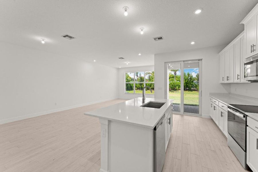 US_SEF_AQUA_LOT 140_great room