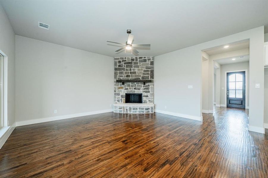 Spacious, unfurnished interior of a new home in , Celeste (Image 23).