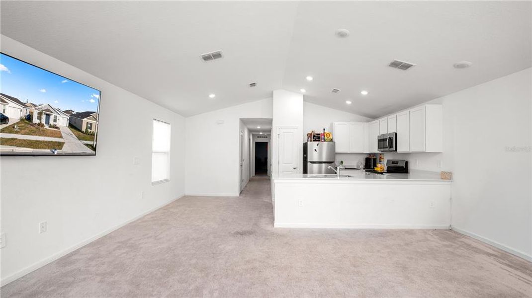 Spacious, unfurnished interior of a new home in Peace Creek Reserve: Legacy Collection, Winter Haven (Image 21).