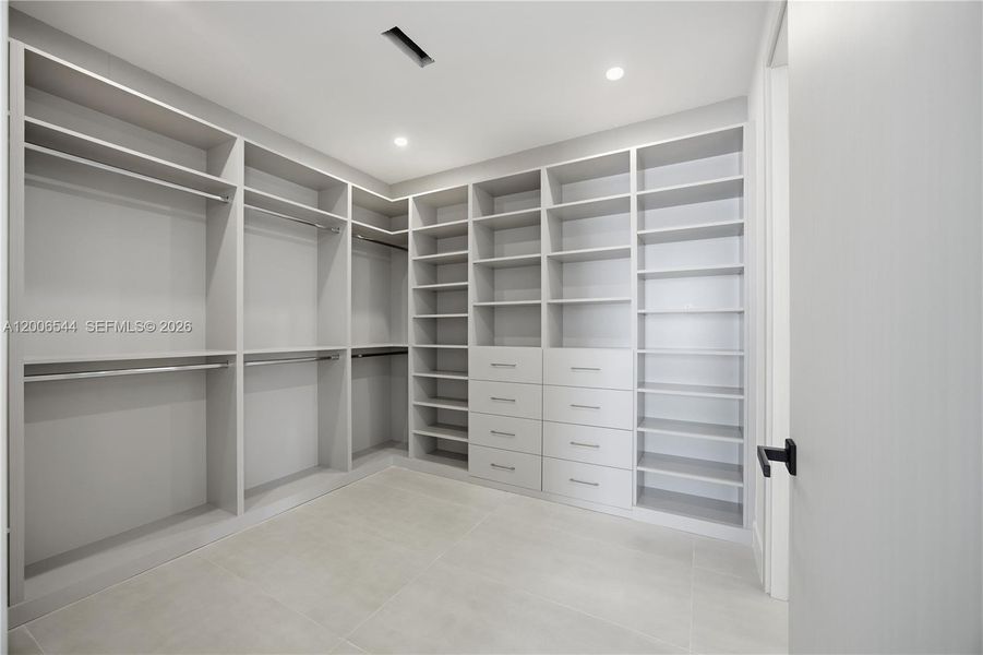 Spacious, unfurnished interior of a new home in , Fort Lauderdale (Image 19).