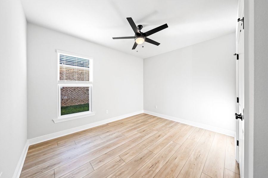 Spacious, unfurnished interior of a new home in Eagle Pointe, Pensacola (Image 13).