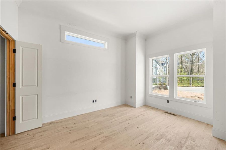 Spacious, unfurnished interior of a new home in , Atlanta (Image 15).