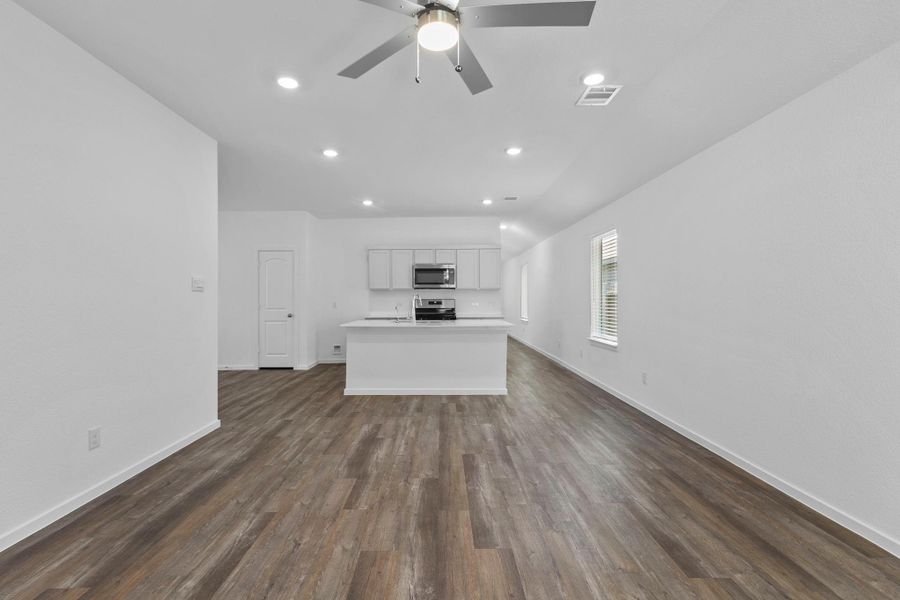 Spacious, unfurnished interior of a new home in Venetian Pines, Conroe (Image 16).