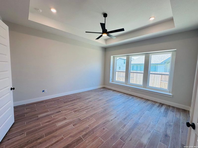 Spacious, unfurnished interior of a new home in Village at Three Oaks, Seguin (Image 16).