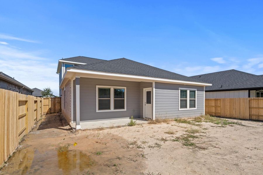 Exterior details and patio area of a home in Laurel Landing 40', Alvin (Image 3).