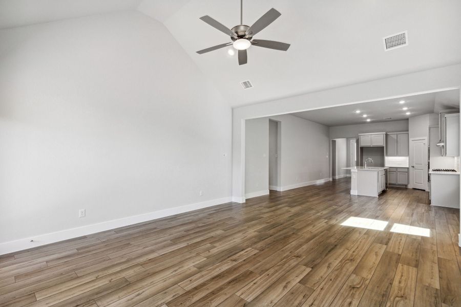 Spacious, unfurnished interior of a new home in Dove Hollow, Waxahachie (Image 18).