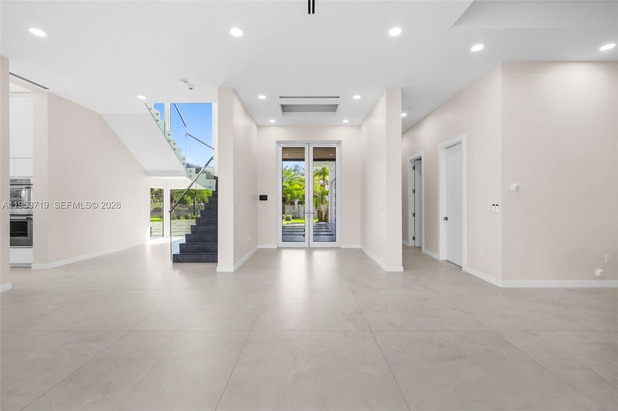 Spacious, unfurnished interior of a new home in , Palmetto Bay (Image 22).