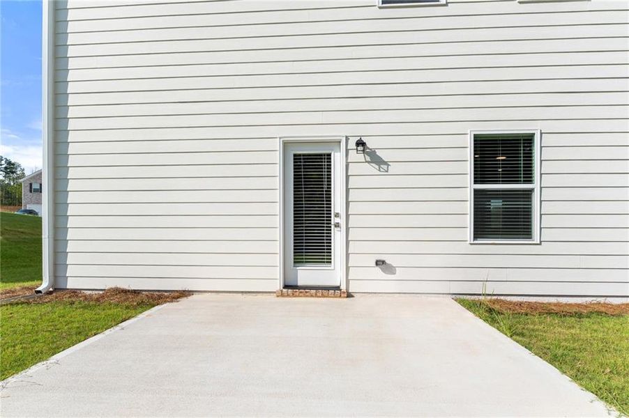 Exterior details and patio area of a home in Fern Dale, Fairburn (Image 4).