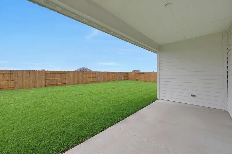 Exterior details and patio area of a home in Lago Mar, Texas City (Image 4).