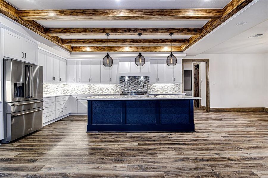 Kitchen with stainless steel High End Appliances, Kitchen Island with Seating Kitchen with stainless steel High End Appliances, Kitchen Island with Seating