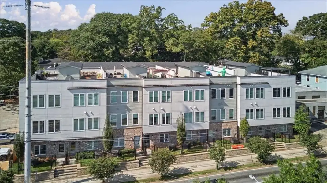 Condo located in Atlanta, GA showcasing its design and architecture (Image 4).