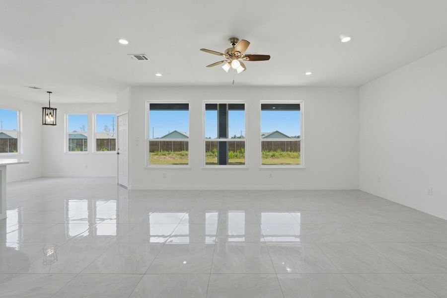 Spacious, unfurnished interior of a new home in , Conroe (Image 31).