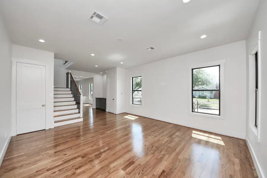 Image 4 of a home in . Image 4 of a home in .