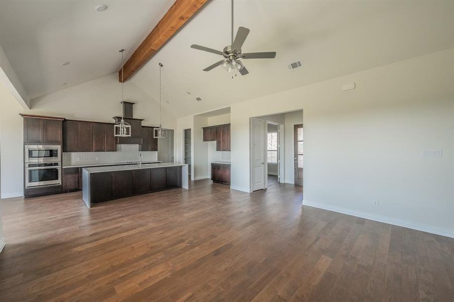 Spacious, unfurnished interior of a new home in Matthews Farms, Venus (Image 29). Spacious, unfurnished interior of a new home in Matthews Farms, Venus (Image 29).